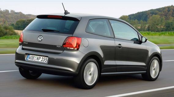 Volkswagen Polo vijfde generatie (2009) rijdend schuin achter