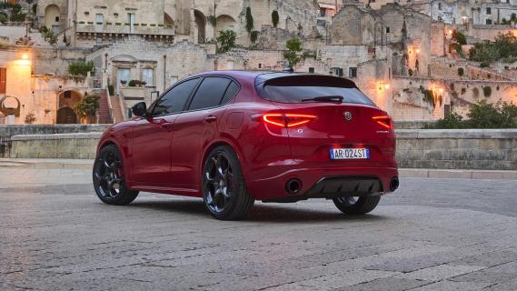 alfa romeo stelvio tributo italiano stilstaand achterkant