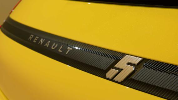 Gele Renault 5 badge detail