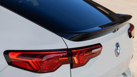 BMW iX2 xDrive30 2024 1e rij-indruk detail achterlicht spoiler daklijn