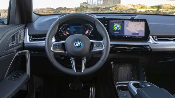 BMW iX2 xDrive30 2024 1e rij-indruk interieur dashboard