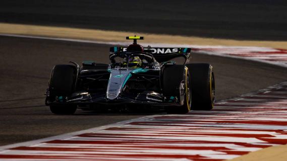 Hamilton rijdend voorkant Bahrein donker