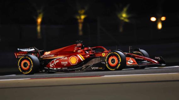 Leclerc rijdend zijkant Bahrein donker