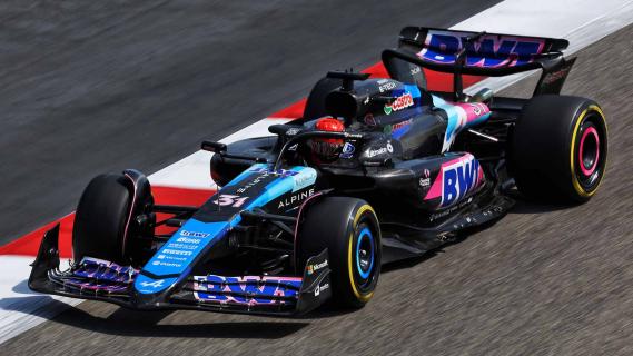 F1 2024 testdagen Bahrein Alpine Ocon rijdend voorkant
