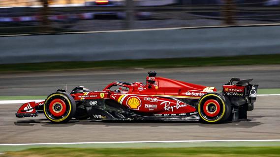 F1 2024 testdagen Bahrein Ferrari Leclerc rijdend zijkant