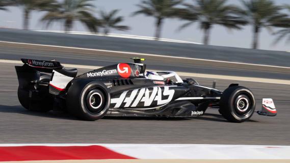 F1 2024 testdagen Bahrein Haas rijdend zijkant