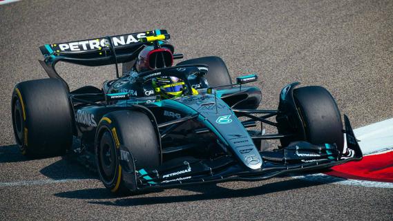 F1 2024 testdagen Bahrein Mercedes Hamilton rijdend voorkant