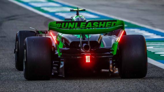 F1 2024 testdagen Bahrein Sauber rijdend achterkant