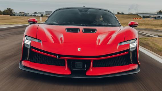 Ferrari SF90 XX (2024) rijdend voorkant