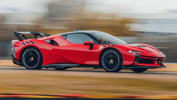 Ferrari SF90 XX (2024) rijdend zijkant