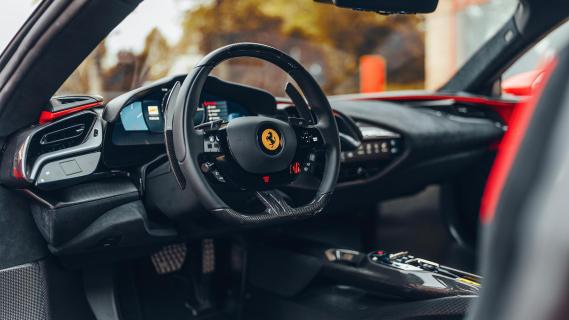 Ferrari SF90 XX (2024) interieur vanuit open deur