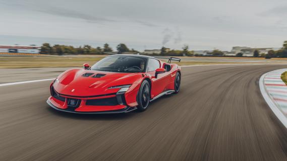 Ferrari SF90 XX (2024) rijdend schuin voor overzicht