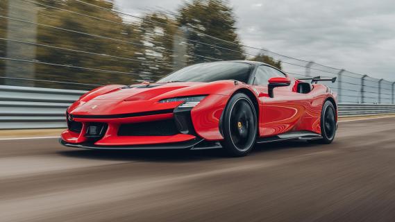 Ferrari SF90 XX (2024) rijdend schuin voor laag