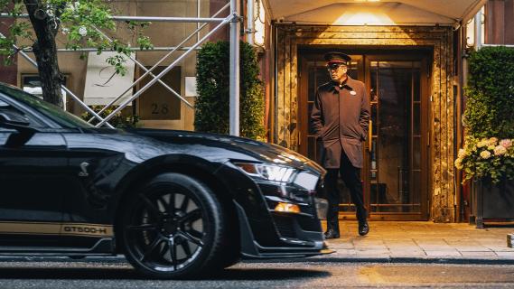 Ford Mustang Shelby GT500-H in New York hotel hotelbediende