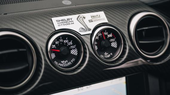 Ford Mustang Shelby GT500-H in New York interieur meters