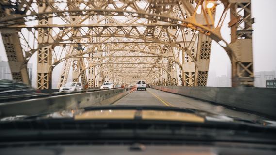 New York Ford Mustang GT500-H rijden op brug vanuit auto