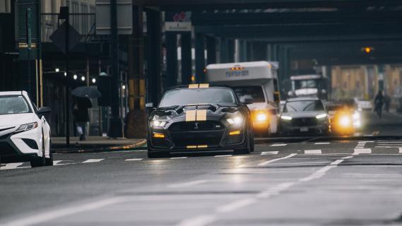 New York Ford Mustang GT500-H rijdend schuin voor verkeer