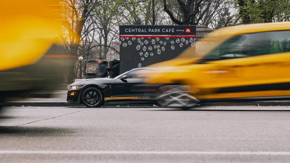 New York Ford Mustang GT500-H rijdend zijkant taxi's