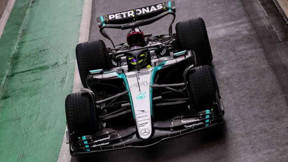 Mercedes F1-auto 2024 Hamilton rijdend voorkant boven