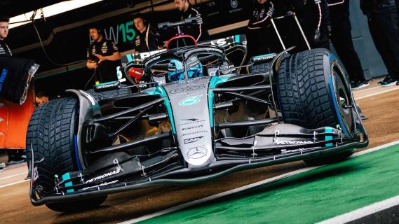 Mercedes F1-auto 2024 Russell rijdend voorkant pitbox