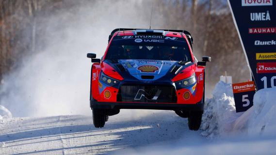 Hyundai WRC rallyauto sneeuw sprong