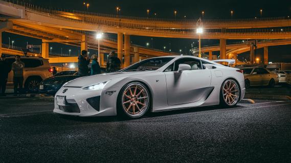 Japanse originals Yutaro Kumaki Lexus LFA schuin voor meeting automeeting donker Japan