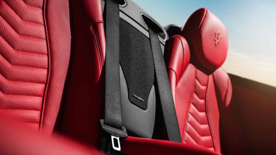 Maserati GranCabrio Trofeo (2024) interieur stoelen gordels speaker
