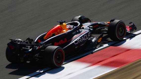 Max Verstappen testdagen Bahrein 2024 schuin achter