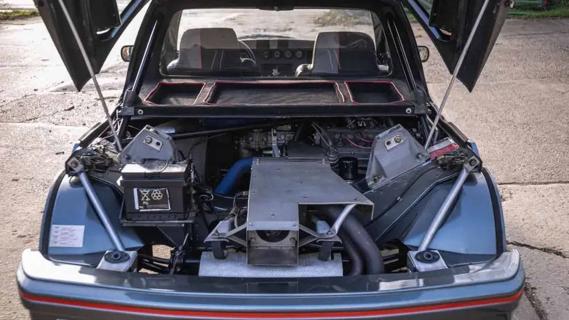 Peugeot 205 Turbo 16 achterklep open