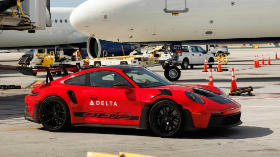 Porsche 911 GT3 RS op het vliegveld (vliegtuig)