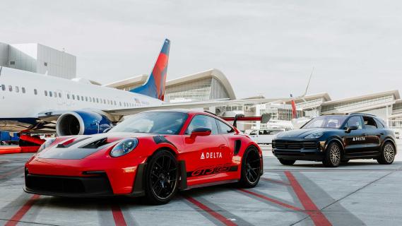 Porsche 911 GT3 RS op het vliegveld (vliegtuig)