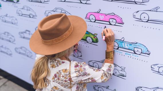 Meisje tekent Porsche bij Rennsport Reunion