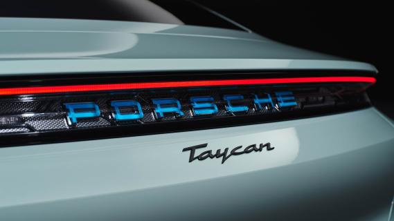 Porsche Taycan facelift 2024: detail badge turquoise