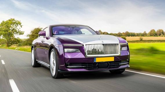 Rolls-Royce Spectre rijdend schuin voor