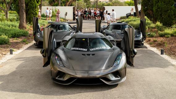 Supercar Owners Circle 2024 Koenigsegg voor weg met autospotters