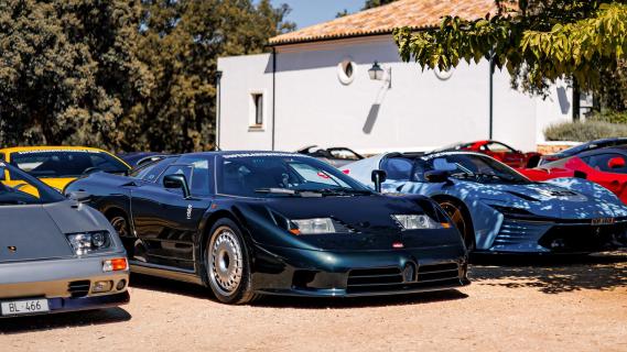 Supercar Owners Circle 2024 Bugatti EB110 schuin voor geparkeerd