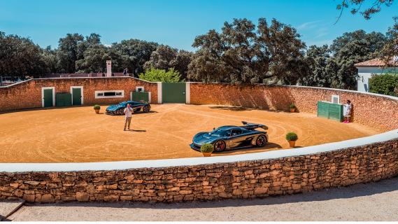 Supercar Owner Circle 2024 Christian von Koenigsegg met auto's en paarden