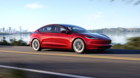 Tesla Model 3 RWD rijdend schuinvoor