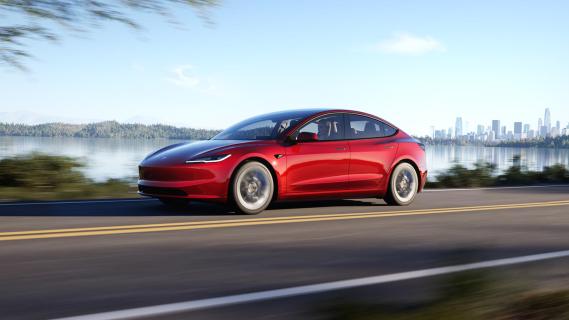 Tesla Model 3 RWD rijdend schuinvoor zijkant