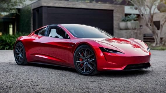 Tesla Roadster schuin voor oprit