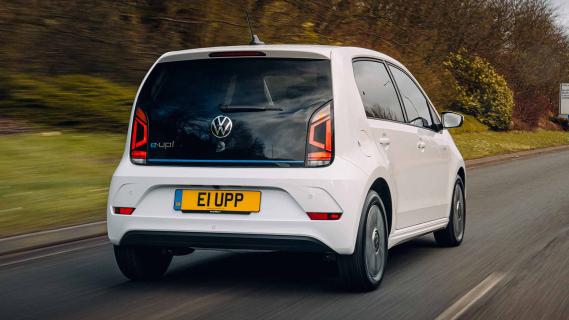 Volkswagen e-Up rijdend schuin achter