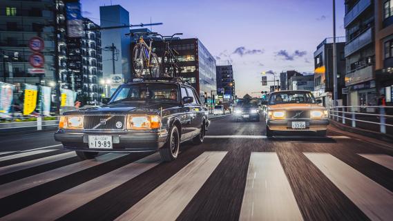 Oude Volvo's in Japan rijdend voorkant