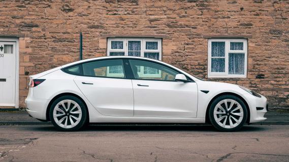 Geparkeerde Tesla Model 3 aan de straat (parkeren)