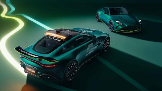 Aston Martin Vantage F1-safetycar 2024 schuin achter en voorkant boven