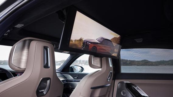 BMW i7 M70 rijdend scherm achterin bioscoop