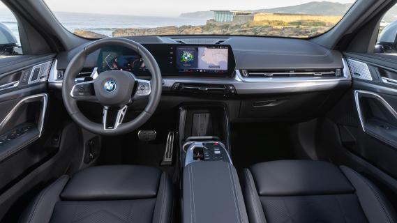BMW iX2 xDrive 30 interieur overzicht