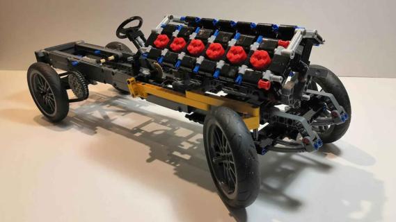 Brutus Lego-set schuin voor motorkap eraf