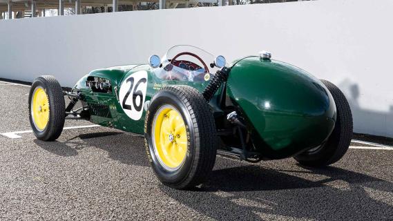 Eerste F1-auto Lotus schuin achter