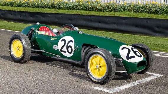 Eerste F1-auto Lotus schuin voor