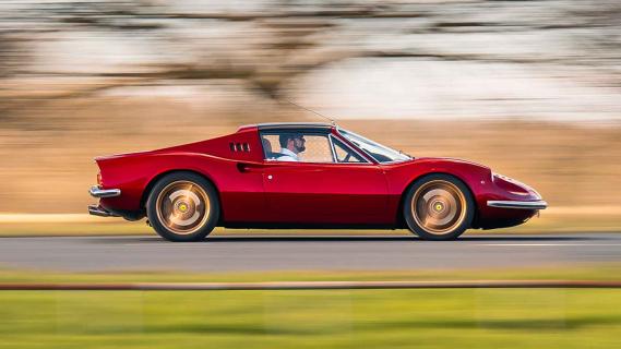 Ferrari Dino restomod rijdend schuin zijkant